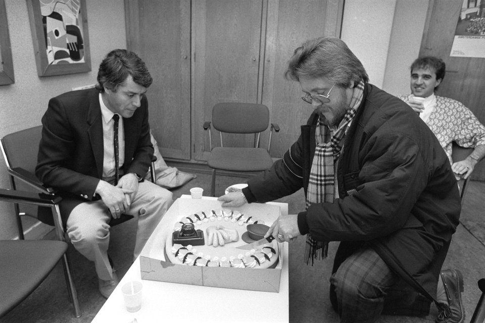 Persfotograaf Hans Hofman (r) biedt politiewoordvoerder Klaas Wilting (l) taart , Bestanddeelnr 933-8267