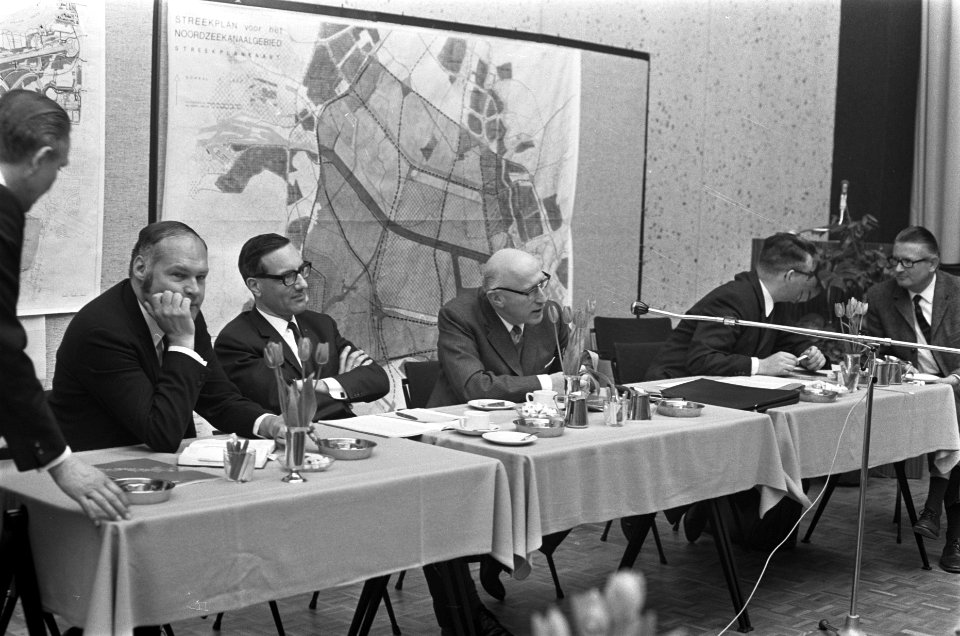 Persdag Publieke Werken in Wibauthuis, Amsterdam v.l.n.r J. Mastenbroek , Ir. de, Bestanddeelnr 922-4048