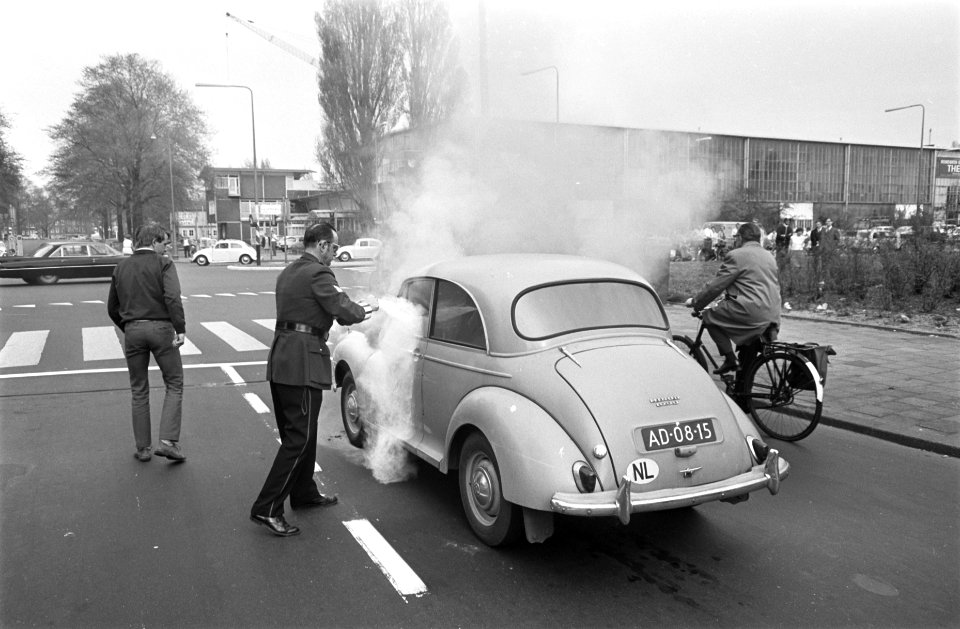 Personenauto totaal uitgebrand op hoek van Apollolaan en Stadionweg, Bestanddeelnr 921-2676