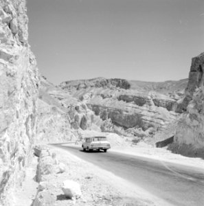 Personenwagen op de weg naar Eilat en het omliggende landschap, Bestanddeelnr 255-3352 photo