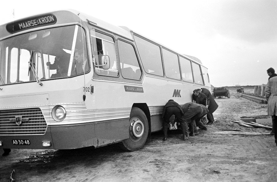 Persexcursie Bijlmermeer. Bus raakte vast in modder, alle inzittenden helpen een, Bestanddeelnr 920-8225