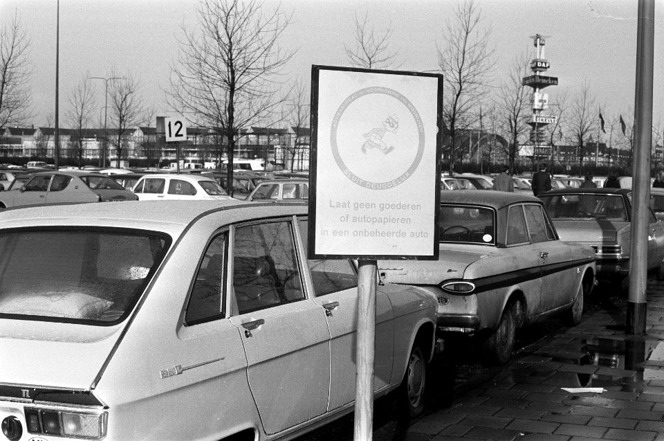 Personenauto RAI 1973, drukte buiten de RAI, Bestanddeelnr 926-2167