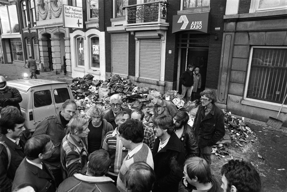 Personeel van de afdeling groenvoorziening en stadsreiniging discussieert voor h, Bestanddeelnr 932-7844