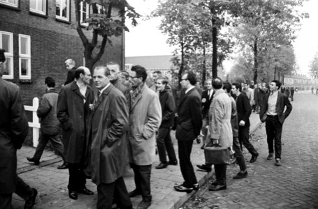 Personeel Bata Schoenfabrieken te Best in staking. Arbeiders voor verenigingsgeb, Bestanddeelnr 920-7748