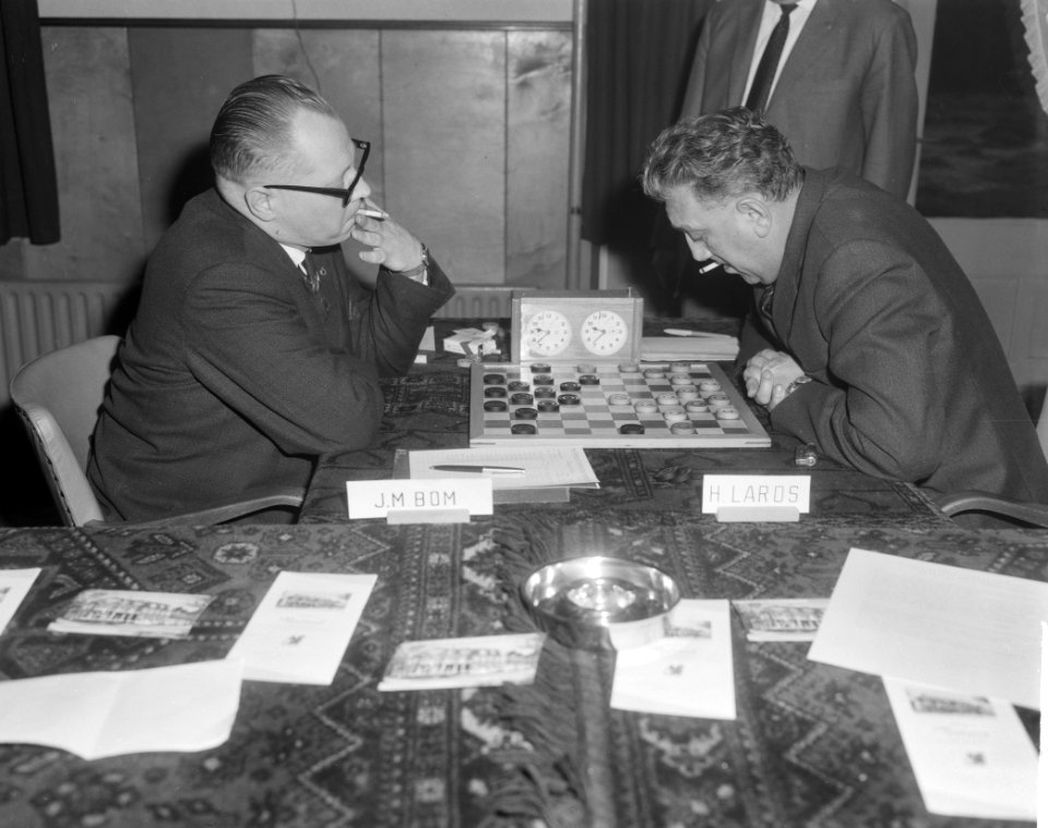 Persoonlijke kampioenschap van Nederland dammen te Apeldoorn J M Bom (links) e, Bestanddeelnr 916-2684