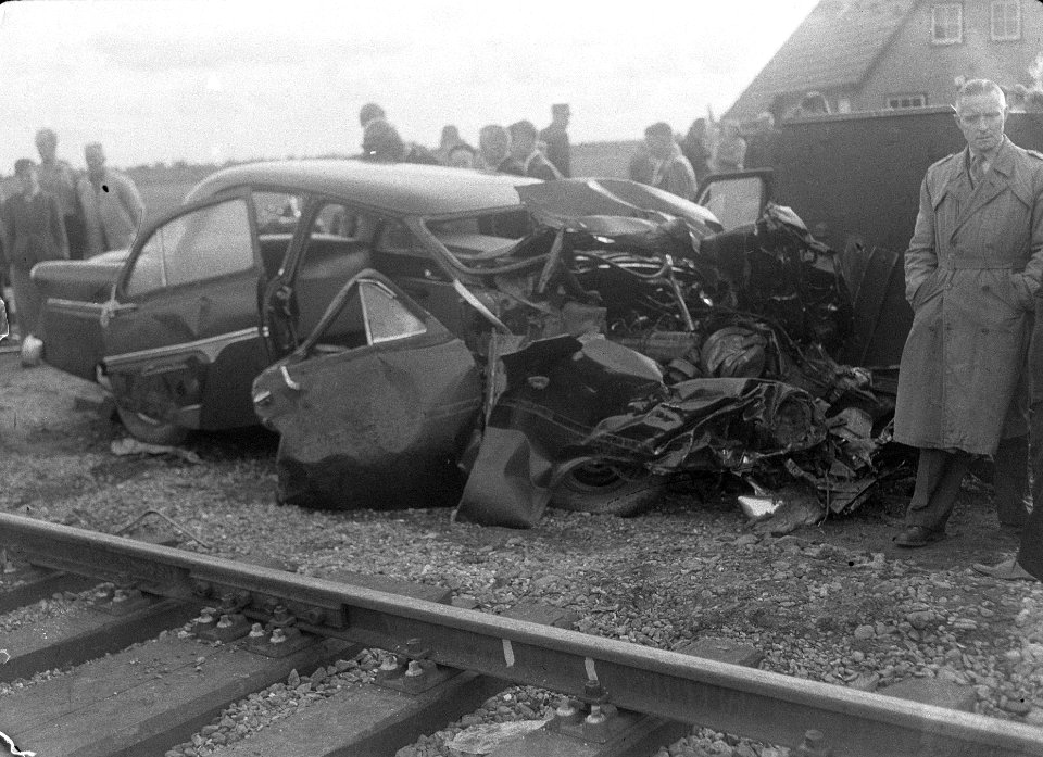 Personenauto uit Haarlem onder trein Meppel Steenwijk, Bestanddeelnr 907-3305