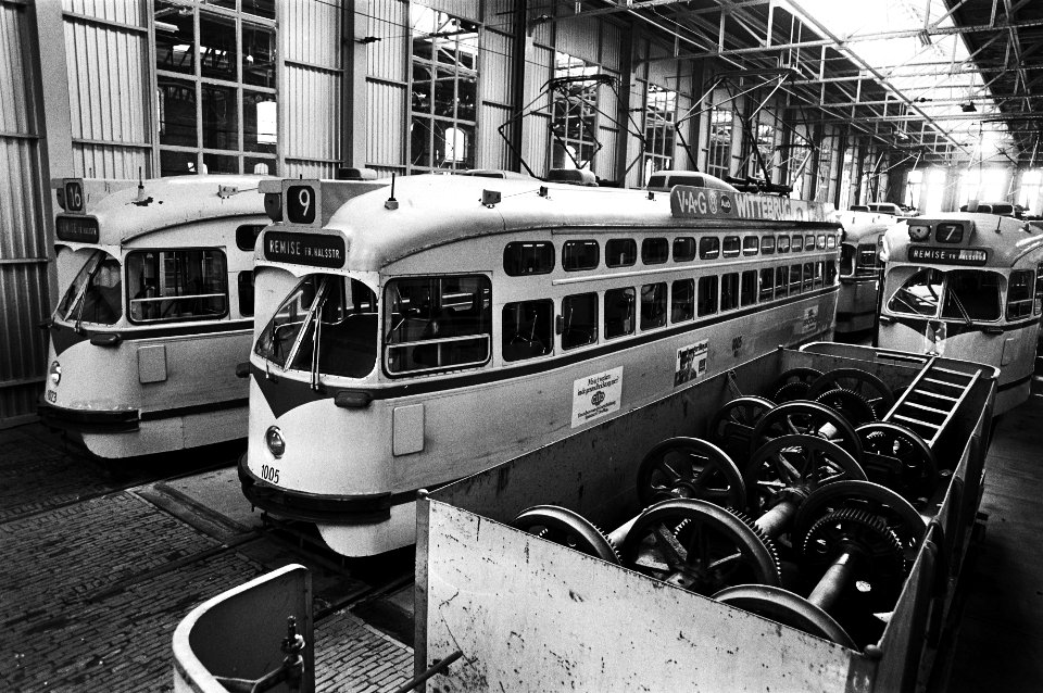 Personeel openbaar vervoer 5-daagse staking begonnen, stilstaande trams in een van de remises in Den Haag, Bestanddeelnr 931-4746
