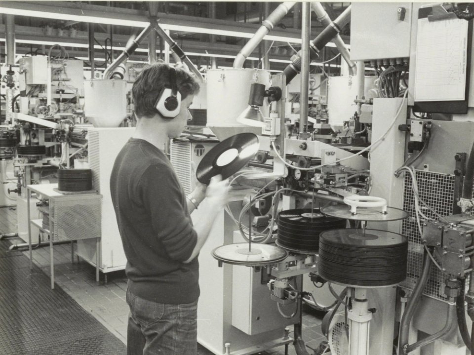 Persen van grammofoonplaten bij CBS (cropped)