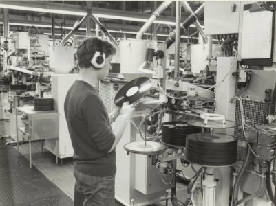 Persen van grammofoonplaten bij CBS (cropped)