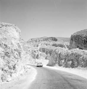 Personenwagen op de weg naar Eilat en het omliggende landschap, Bestanddeelnr 255-3355 photo