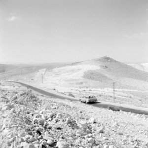 Personenwagen op de weg naar Eilat, Bestanddeelnr 255-3360 photo