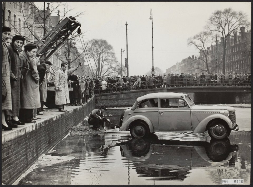 Personenauto per ongeluk op de bevroren gracht, nabij de brug van de Utrechtsest, Bestanddeelnr 060-0136