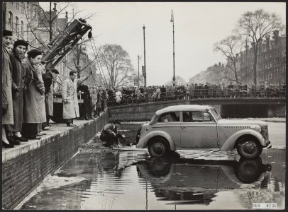 Personenauto per ongeluk op de bevroren gracht, nabij de brug van de Utrechtsest, Bestanddeelnr 060-0136