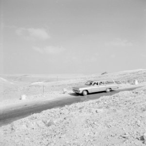 Personenwagen op de weg naar Eilat in een bergachtig landschap, Bestanddeelnr 255-3366 photo