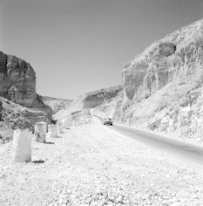 Personenwagen op de weg naar Eilat passeert rotsformatie, Bestanddeelnr 255-3359