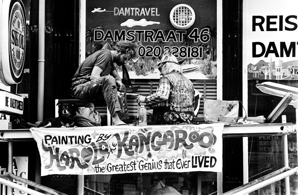 Performance van Harold the Kangeroo Thornton, die een etalage in de Damstraat , Bestanddeelnr 930-9628