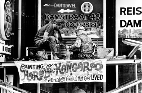 Performance van Harold the Kangeroo Thornton, die een etalage in de Damstraat , Bestanddeelnr 930-9628