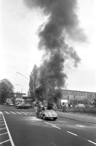 Personenauto totaal uitgebrand op hoek van Apollolaan en Stadionweg, Bestanddeelnr 921-2675