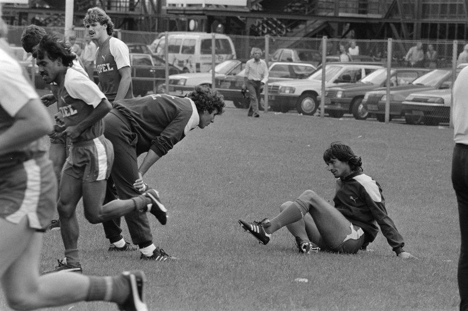 Persdag Feyenoord assistent-trainer Van Hanegem met Ling (r), Bestanddeelnr 933-3868