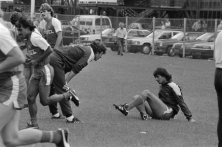 Persdag Feyenoord assistent-trainer Van Hanegem met Ling (r), Bestanddeelnr 933-3868
