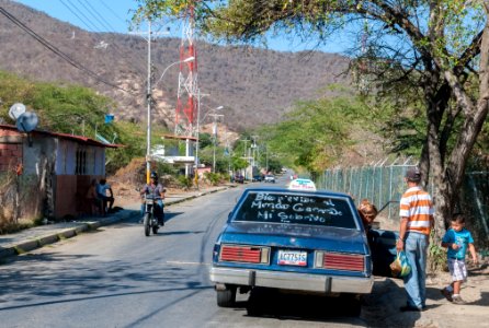 Personas agarrando un Carrito Por puestos en El Vergel, San Juan Bautísta