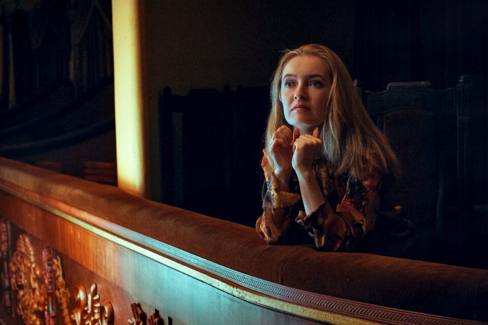 Blonde view attention