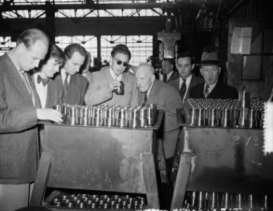 Persexcursie IJ-tunnel Commite in Ford-fabriek, Bestanddeelnr 905-8798