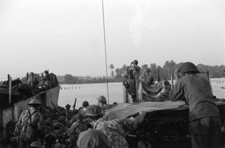 Perbaoengan (Oostkust Sumatra). In samenwerking met de Koninklijke Marine en de , Bestanddeelnr 7523
