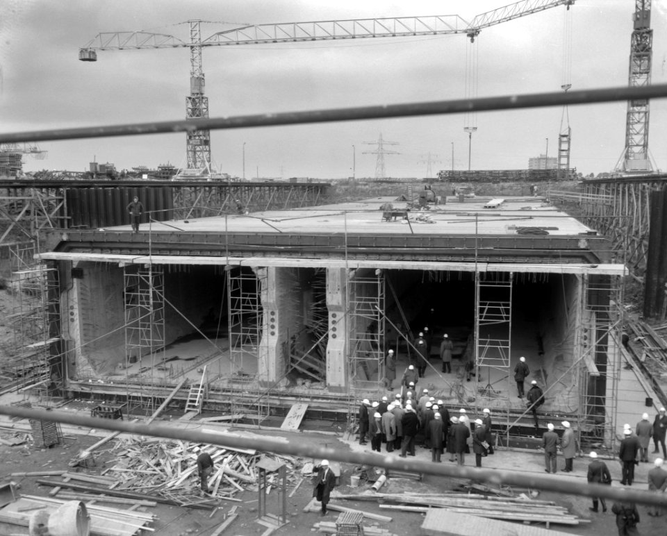 Persdag IJtunnel, het vergrote bouwdok te Amsterdam waar 2 caissons gelijk gebou, Bestanddeelnr 916-9770