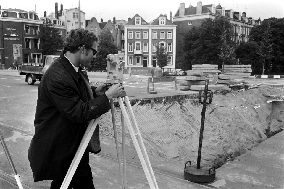 Persexcuries Metro Amsterdam. Landmeter aan het werk bij Rhijnspoorplein, Bestanddeelnr 923-7679