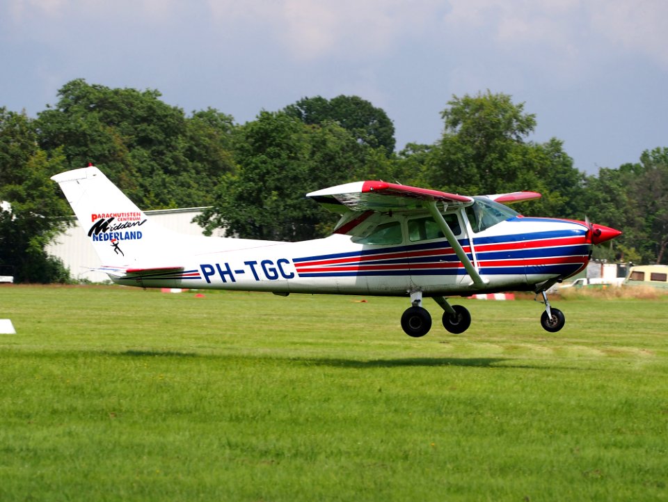 PH-TGC (ex PH-AXS), Cessna 182R Skylane II, landing at Hilversum Airport (ICAO EHHV), photo3