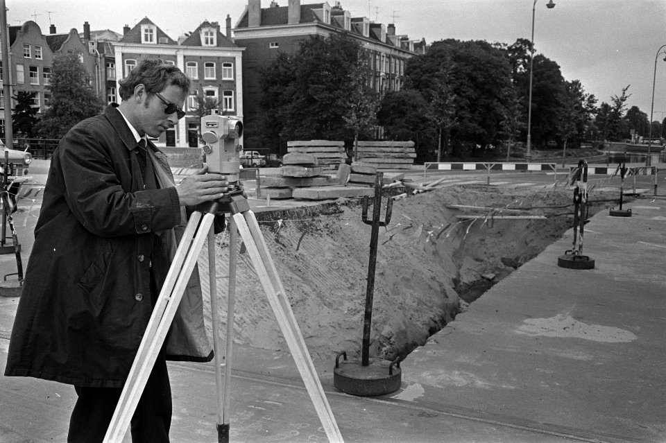 Persexcursie van gemeente Amsterdam over metro, Amsterdam landmeter aan het werk, Bestanddeelnr 923-7671