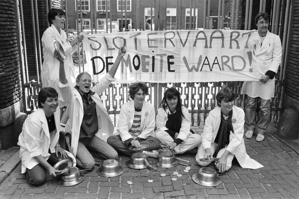 Personeel Slotervaartziekenhuis protesteert voor stadhuis tegen sluitingsplannen, Bestanddeelnr 932-2935