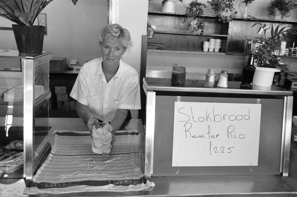 Personeel Quick Dispatch in Rotterdam in kantine bijeen om te praten met directi, Bestanddeelnr 934-2911