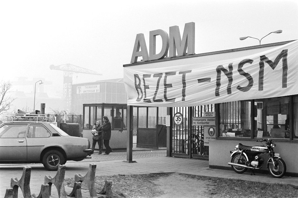 Personeel NSM Amsterdam heeft bedrijf bezet om sluiting en ontslag te voorkomen,, Bestanddeelnr 931-3363