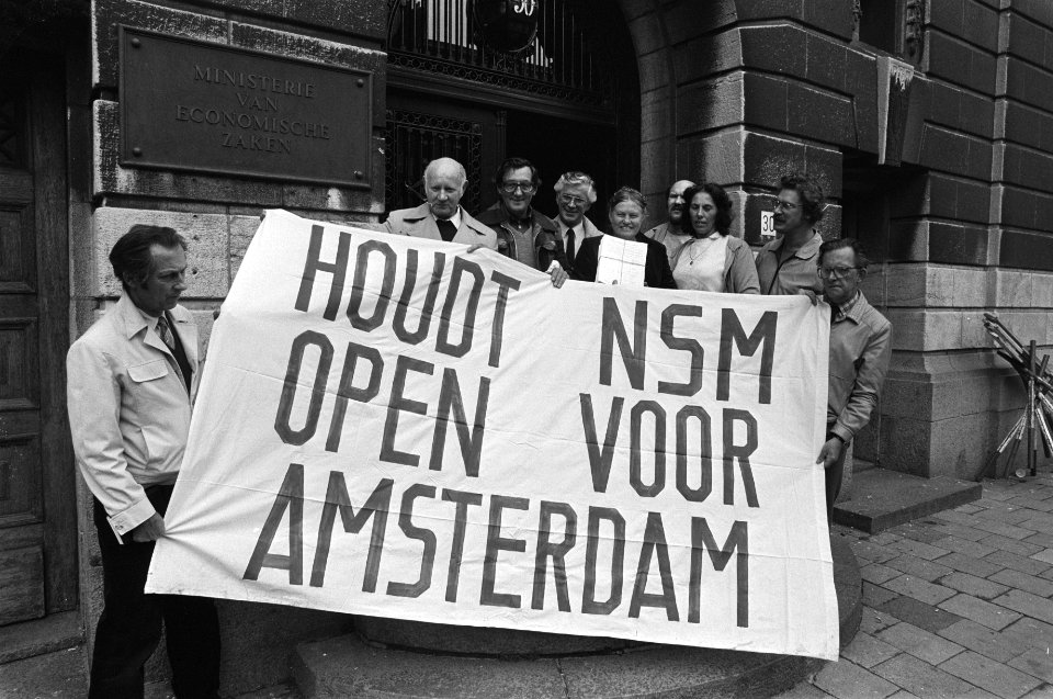 Personeel scheepswerf NSM, bieden handtekening aan op Economische Zaken Den Haag, Bestanddeelnr 932-9794