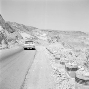 Personenwagen op de weg naar Eilat en het omliggende landschap, Bestanddeelnr 255-3354
