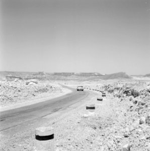 Personenwagen op de weg naar Eilat in bergachtig landschap, op de voorgrond tonn, Bestanddeelnr 255-3362 photo