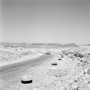 Personenwagen op de weg naar Eilat in bergachtig landschap, op de voorgrond tonn, Bestanddeelnr 255-3362