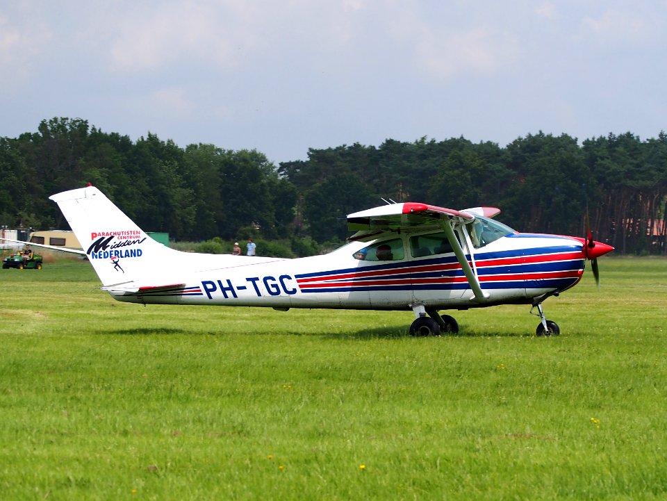 PH-TGC (ex PH-AXS), Cessna 182R Skylane II, takeoff from Hilversum Airport (ICAO EHHV), photo2