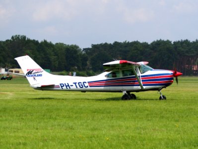 PH-TGC (ex PH-AXS), Cessna 182R Skylane II, takeoff from Hilversum Airport (ICAO EHHV), photo2