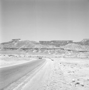 Personenwagen op de weg naar Eilat in een bergachtig landschap, Bestanddeelnr 255-3365 photo