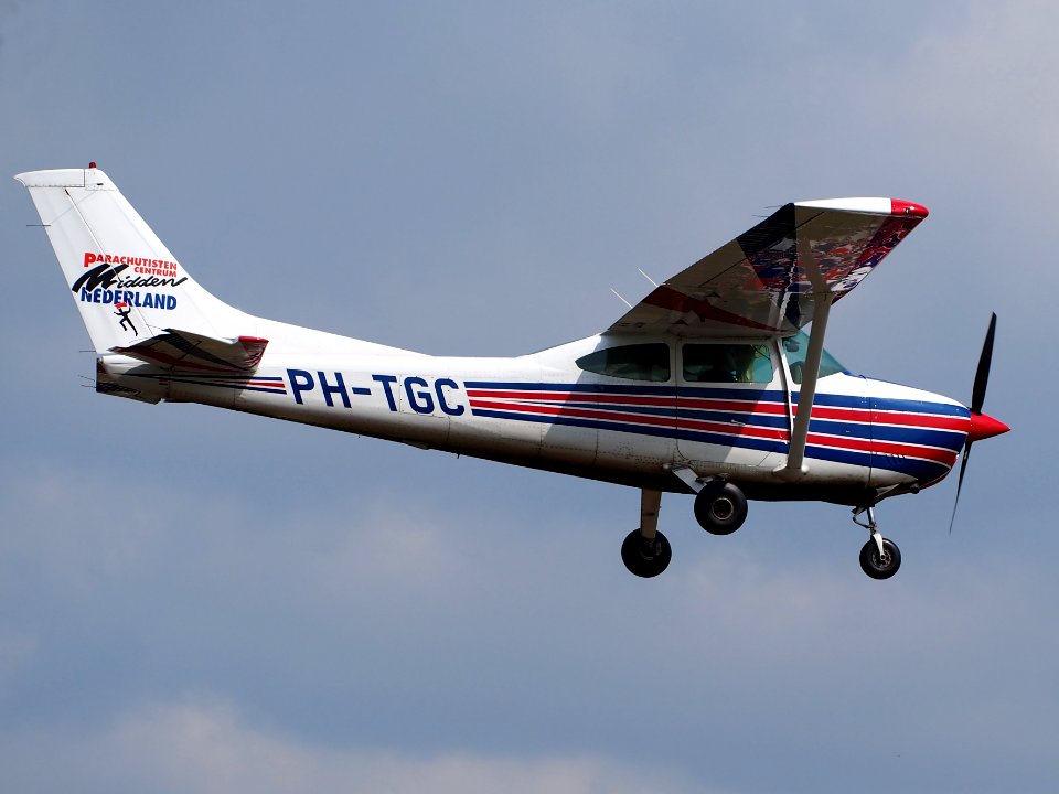 PH-TGC (ex PH-AXS), Cessna 182R Skylane II, landing at Hilversum Airport (ICAO EHHV), photo8