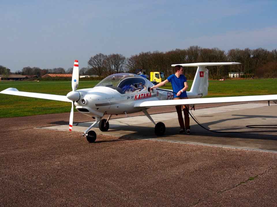 PH-SKM, HOAC DV20 Katana tanking at Hilversum Airport (ICAO EHHV), photo5