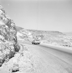 Personenwagen op de weg naar Eilat, Bestanddeelnr 255-3357 photo
