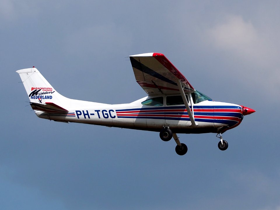 PH-TGC (ex PH-AXS), Cessna 182R Skylane II, landing at Hilversum Airport (ICAO EHHV), photo7