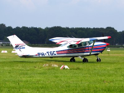 PH-TGC (ex PH-AXS), Cessna 182R Skylane II, takeoff from Hilversum Airport (ICAO EHHV), photo3