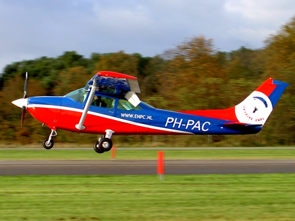 PH-PAC Cessna F182Q