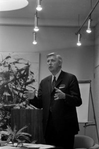Persdag gemeentelijk woningbedrijf in Amsterdam, mr G Baas (directeur) aan het, Bestanddeelnr 927-1928