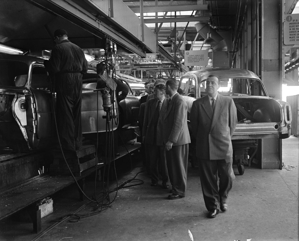 Persexcursie IJ-tunnel Comité. Assemblage van autos, Bestanddeelnr 905-8803